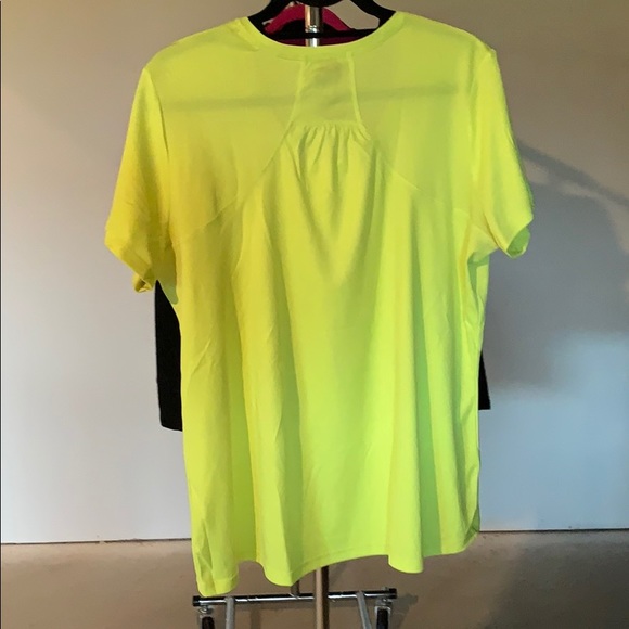 Bright workout tee with mesh shoulder panels - Picture 2 of 4
